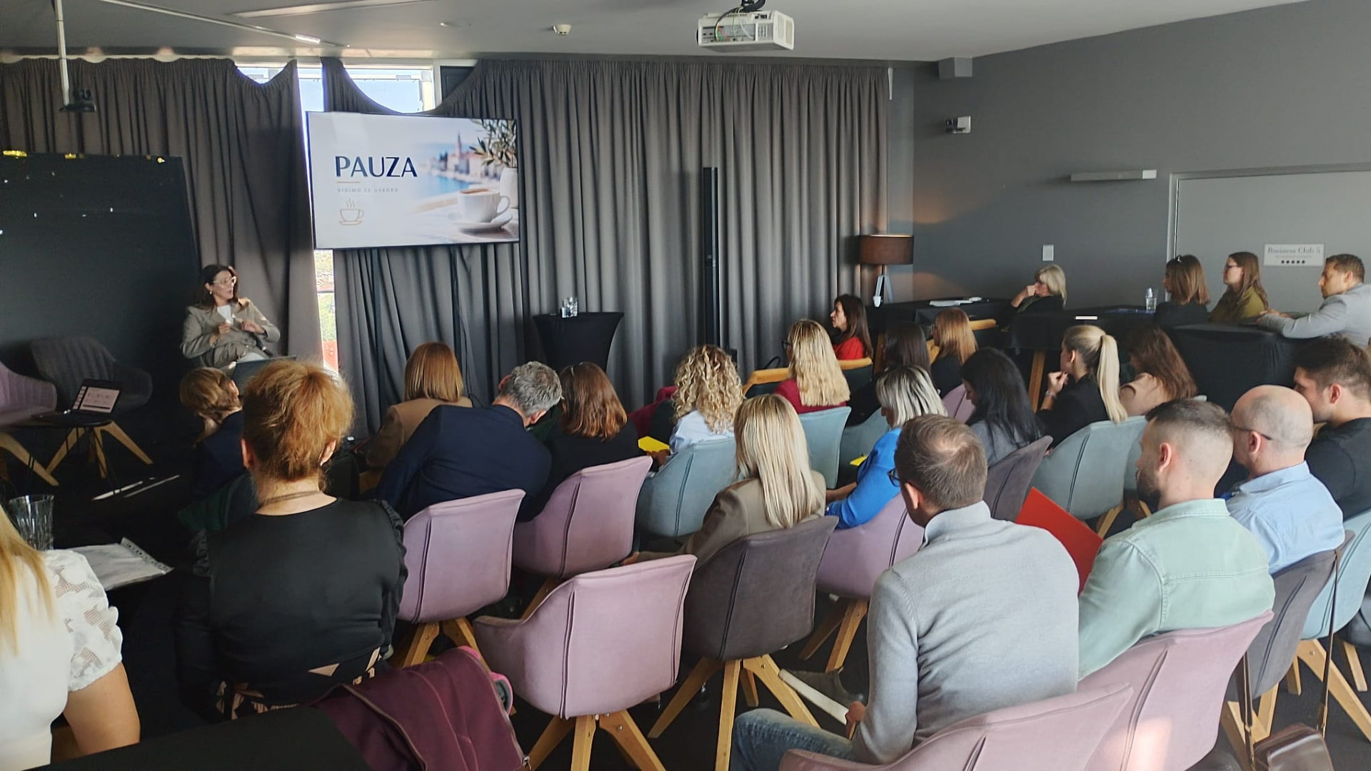 Sudionici konferencije tijekom rasprave o novom razdoblju EU fondova